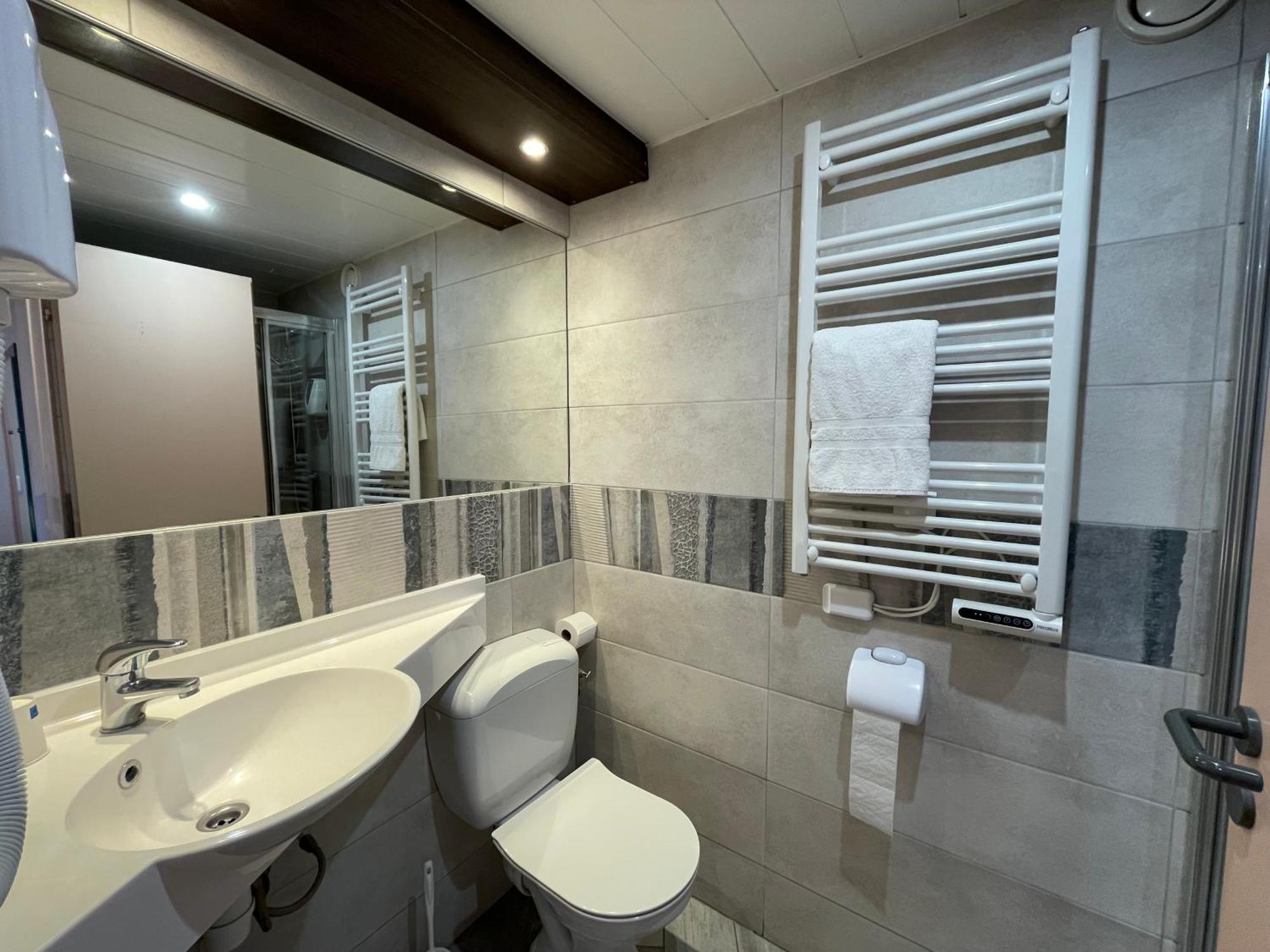 Brit Hotel St-Quentin/Nord Fayet  Kültér fotó