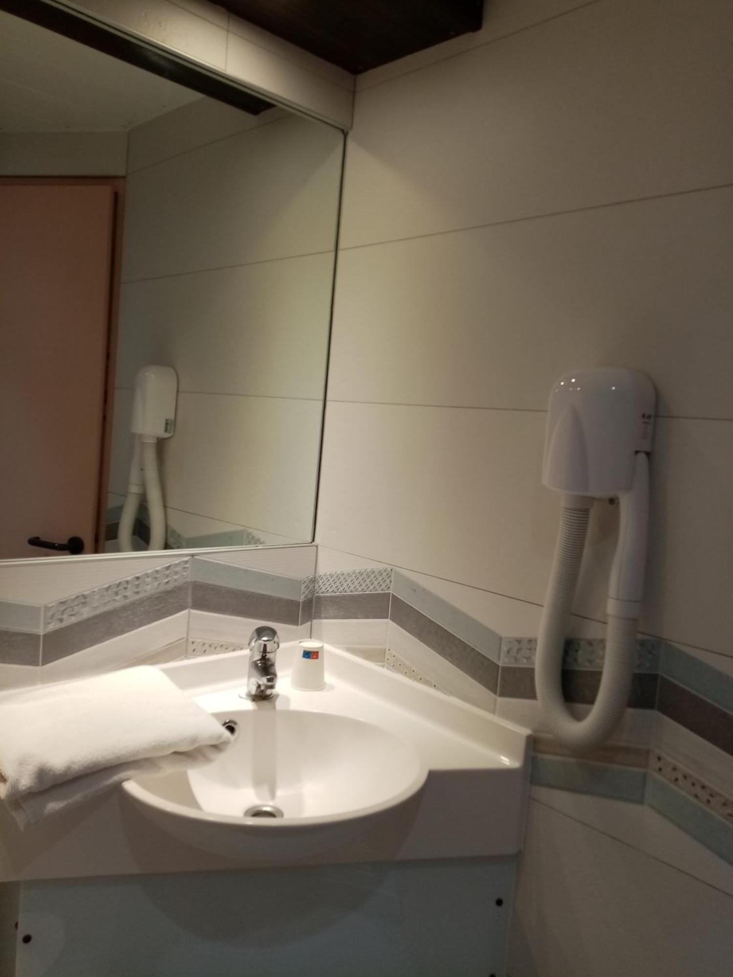 Brit Hotel St-Quentin/Nord Fayet  Kültér fotó